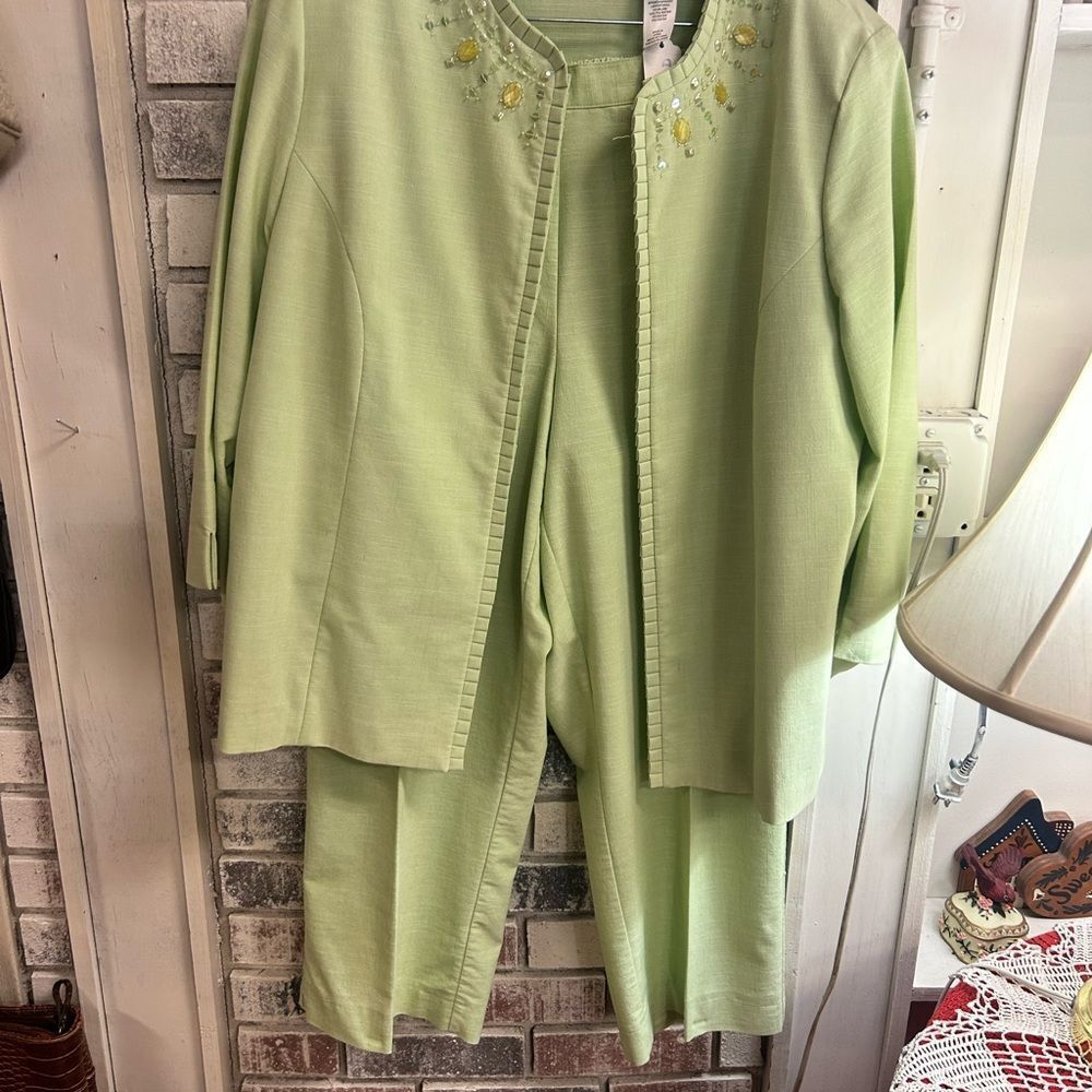 🛍️ alfred dunner ladies 16 line green pant suit lbling